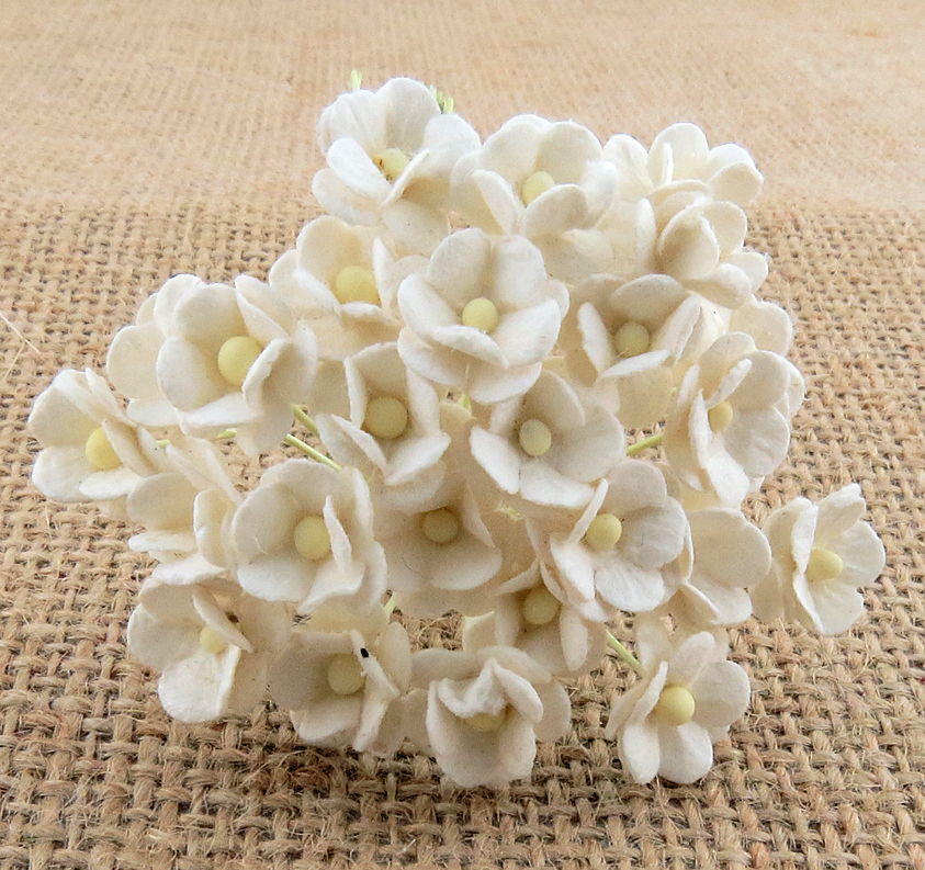 Цветочки белые миниатюрные с серединкой 1 см 10 шт/уп. SAA-439 в магазине Арт-Леди