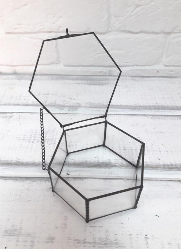 Шкатулка шестиугольная с цепочкой ограничителем, стекло/металл черн. шир.12, выс. 5 см, Gl-007 в магазине Арт-Леди