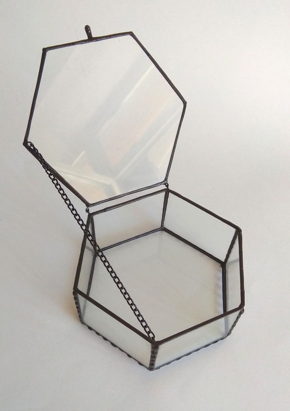 Шкатулка шестиугольная с цепочкой ограничителем, стекло/металл черн. шир.12, выс. 5 см, Gl-007 в магазине Арт-Леди