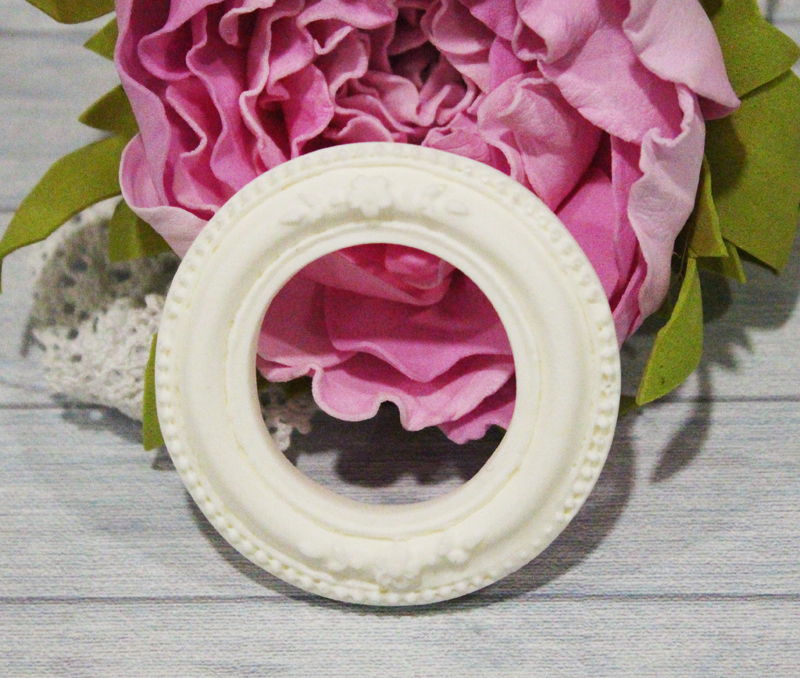 Фигурка "Рамка груглая с цветочками", пластик 55 мм, Fpl-002 в магазине Арт-Леди